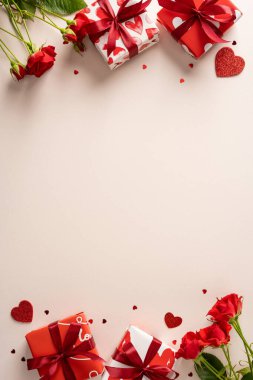 Sıcak bir sevgililer günü sahnesinde kırmızı güller ve kalp hediyeleri yumuşak pembe bir arka planda, romantizm için mükemmel, tebrik kartları ve aşk temalı terfiler yer alıyor..