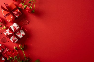 Paketlenmiş hediyeler ve güllerle dolu canlı kırmızı arka plan Sevgililer Günü kutlamaları, terfiler ve festival kampanyaları için mükemmel bir romantik ruh hali yaratır.