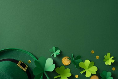 Yeşil şapkalı, yonca yapraklı ve altın sikke aksanlı bir Aziz Patrick Günü sahnesi. Şans, İrlanda ruhu ve kutlama için.