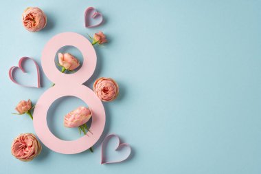Zarif pembe sekiz ve yumuşak güller Uluslararası Kadın Günü için şenlikli bir sahne oluşturuyor. Pastel sancak mavi arka plan kutlamayı, güzelliği, gücü ve kadına saygıyı vurguluyor