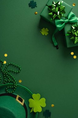 Sarılı bir hediye, yonca ve altın konfetisinin yer aldığı hareketli dikey yeşil sahne Aziz Patrick Günü kutlamaları ve şenlik şansı çağrıştırıyor.