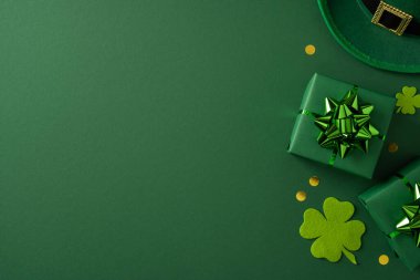 Festivalin yeşil arka planında, yay, yonca kesimi ve altın aksanlı, şans, gelenek ve mevsimlik kutlamalarla süslenmiş Aziz Patrick Günü hediyeleri yer alıyor.