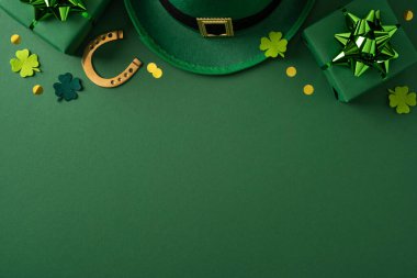 Yeşil şapka yonca hediyeleri ve yeşil zemin üzerindeki şenlikli dekorla Aziz Patrick Günü kutlaması.
