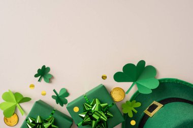 Yeşil şapka, yonca motifleri, altın sikkeler ve paketlenmiş hediyelerle dolu canlı Aziz Patrick Günü sergisi şans ve kutlama havası yaratıyor.