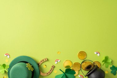 Yeşil şapkalı, altın yoncalı ve parlak kireç arkaplanlı küçük gökkuşaklı Aziz Patrick Günü sahnesi şans ve refah hatıralarını selamlıyor.