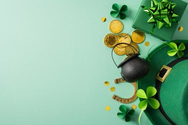 Yeşil temalı Aziz Patrick Günü sahnesinde bir silindir şapka, yoncalar, sikkeler, bir kap, bir at nalı ve şans, kutlama ve şenlikli İrlanda geleneği sunan hediye kutuları yer alıyor.