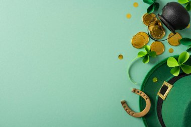 Yeşil şenlikte bir leprikon şapka, altın sikkeler, yoncalar ve bir at nalı yer alıyor. Aziz Patrick Günü kutlamaları ve selamlaşmaları için şans ve İrlanda geleneğini çağrıştırıyor.