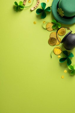 Aziz Patrick Günü dikey temalı dairede yeşil şapkalı yoncalar altın sikkeler arka planda konfeti vardı. Geleneksel İrlanda dekoru ve sembolleriyle şans ve şenlik havasını taşıyordu.