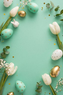 Canlı dikey pastel Paskalya yumurtaları, beyaz laleler ve konfeti tebrik kartları ve mevsimlik stok tasvirleri için ideal neşeli bir bahar sahnesi çerçevesi oluşturuyor. Parlak, umut dolu ve modern geçmişi olan bir şenlik.