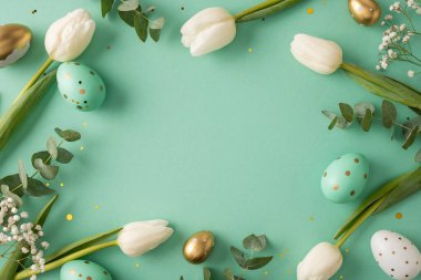 Pastel Paskalya sahnesi, yumurta süslemeleri, beyaz laleler, okaliptüs yaprakları ve nane arkaplanda altın konfetisi, bahar neşesi, yenilenme ve şenlikli selamlama.