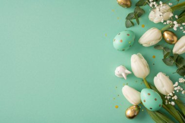 Pastel yeşili, beyaz laleli, küçük beyaz çiçekli ve renkli Paskalya yumurtalı kutlama ve bahar kutlaması için. Paskalya kartları, reklamlar ve mevsimlik dekorlar için ideal.