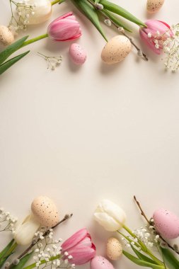 Pastel dikey yumurta ve lale yumuşak bej arkaplanlı bir Paskalya kutlaması yaratıyor. Bu çiçek aranjmanı, mevsimsel görüntüler için kutlama, sıcaklık ve bahar havasını iletir.