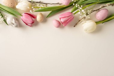 Hassas pastel Paskalya sahnesinde laleler, yumurtalar ve yeşillikler bahar kutlamaları, kutlamalar ve tatil mesajları için düzenlenmiştir.