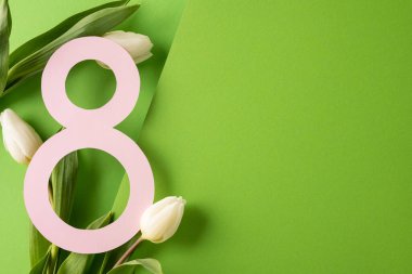 Parlak yeşil bir zemin üzerinde beyaz laleler arasında uzanan pastel pembe sekiz kesitli canlı Paskalya sahnesi, bahar neşesi, yenilenme ve kartlar ve yayınlar için neşeli karşılama fikirleri sunuyor.