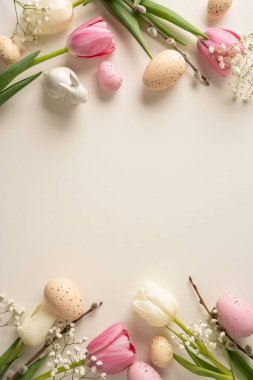 Parlak dikey pastel Paskalya 'da laleler, benekli yumurtalar ve beyaz çiçekler bulunur. Paskalya kutlamaları ve bahar dekorları için mükemmel mevsimsel bir ortam yaratır.