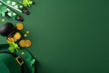 Yeşil leprikon şapka, yonca konfetisi, altın para, pantolon askısı ve kağıt yonca ile kutlama için dokulu yeşil arka plan ve mevsimsel tasarım ile şenlikli St. Patrick Günü karşılama sahnesi