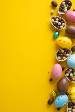 Süslü ve boyanmış yumurtalarla, çikolatalı yumurtalarla ve kırık kabuklardan dökülen küçük şekerlerle dolu mutlu bir Paskalya sahnesi.