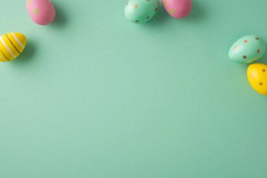 Nane yeşili arka planda hazırlanmış pastel yumurtalarla Paskalya kutlamanız kutlu olsun. Bahar kutlaması, mevsimlik kartlar, afişler ve tatil promosyonları için ideal.