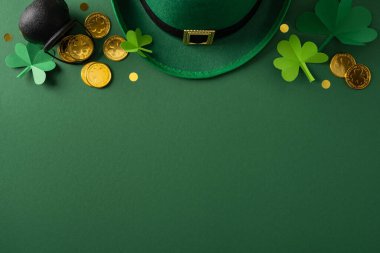 Yeşil bir leprikon şapka, kağıt yonca, altın sikke, kazan ve bol miktarda tebriklik veya tanıtım mesajı içeren konfeti içeren şenlikli St. Patrick Günü düz yatağı