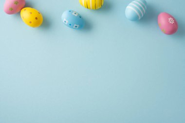 Pastel süslemeli yumurtaların yer aldığı Paskalya Bayramı 'nız kutlu olsun. Bahar kutlaması için ideal bir arka plan. Mevsimlik kart tasarımı.