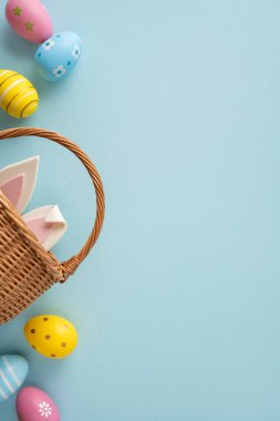 Pastel boyanmış yumurtalarla, hasır sepetten gözetleyen tavşan kulaklarıyla ve mevsimlik mesajlar ve kutlama tasarımları için geniş bir kopyasıyla Paskalya kutlamaları sahneniz kutlu olsun.