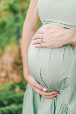 Kahverengi bir masada şeker tozuyla ev yapımı kek ekleri. Doldurulmuş eklem. Geleneksel ekinler, kârlar klasik, eklem fransızı..