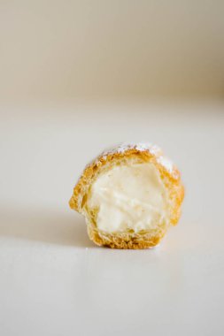 İçinde dolgu olan ev yapımı bir Fransız tatlısı.