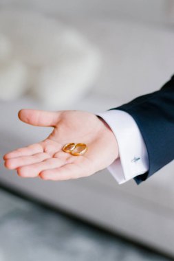 Beyaz bir masa örtüsü üzerinde düğün yaka çiçeği.