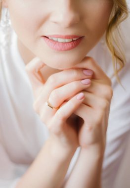 Güzel bir gelinin portresi. Çeneye yakın bir gelin. Şefkat, alyans takan eller.