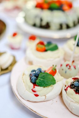 Yaban mersinli, kremalı ve naneli Pavlova tatlısı.