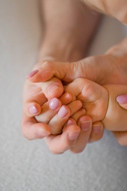 Çocukların elleri ebeveynlerin avuçlarında. Yaklaş.