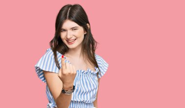 Genç, güzel, beyaz, günlük kıyafetler giyen bir kız seni buraya davet ediyor. El hareketleriyle seni mutlu etmeye ve gülümsemeye davet ediyor. 