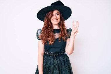 Cadılar bayramı kostümü giyen genç ve güzel bir kadın üç numarayı gösterip gülümseyerek kendinden emin ve mutlu bir şekilde gülümsedi.. 