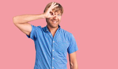 Sakallı, yakışıklı, sıradan giyinmiş mutlu gülümseyen beyaz bir adam. Tamam, el pençe divan dur ve parmaklarından bak. 