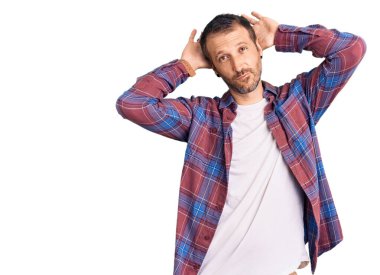 Sıradan kıyafetler giyen, tavşan kulağı yapan genç yakışıklı bir adam avuç içi hareketleriyle alaycı ve şüpheci görünüyor. Paskalya tavşanı konsepti. 