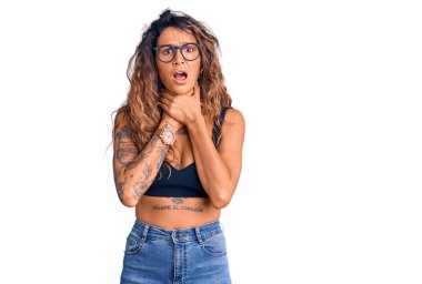 Sıradan kıyafetler ve gözlük takan, bağıran ve boğulan İspanyol bir kadın. Çünkü acı verici bir şekilde boğulmuş. Sağlık problemi. Boğulma ve intihar konsepti. 