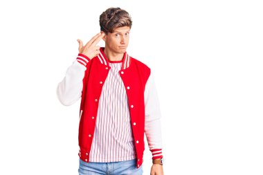 Beyzbol üniforması giyen yakışıklı bir adam kendini vuruyor ve öldürüyor. Elini ve parmaklarını silah gibi kullanıyor. İntihar jesti.. 