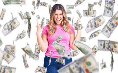 Spor kıyafetleri giymiş, çılgın bir ifadeyle bağıran beyaz bir kadın elleri havada rock sembolü yapıyor. Müzik yıldızı. ağır kavram.