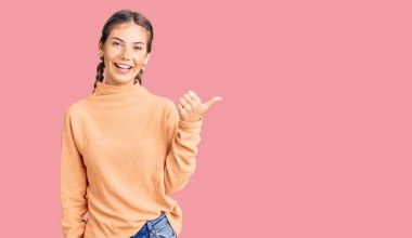 Sarışın, güzel, beyaz bir kadın. Kış süveteri giyiyor. Gülümsüyor, gülümsüyor.. 