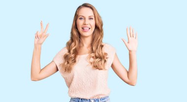 Sarışın, güzel, beyaz bir kadın. Günlük kıyafetler giyiyor. Sekiz numaralı parmaklarıyla işaret ediyor.. 