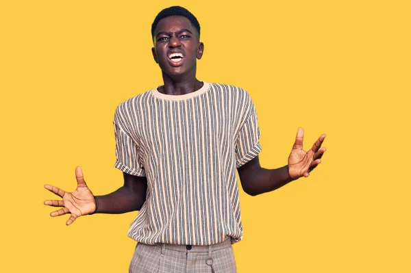 Young African American Man Wearing Casual Clothes Gesturing Hands Showing — Stock Photo, Image