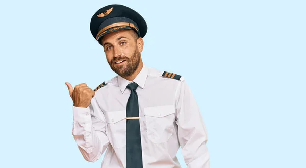 Bell Uomo Con Barba Che Indossa Uniforme Pilota Aeroplano Sorridente — Foto Stock