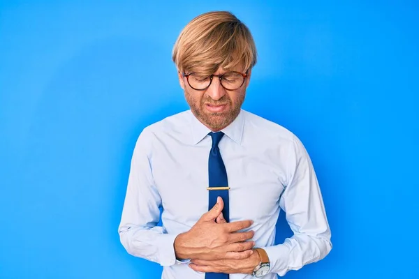 Jonge Blonde Man Draagt Zakelijke Kleren Glazen Met Hand Maag — Stockfoto