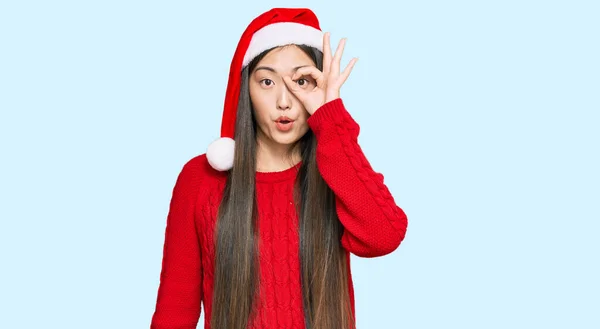 Jovem Chinesa Usando Chapéu Natal Fazendo Gesto Chocado Com Rosto — Fotografia de Stock