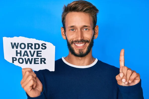 Bonito Homem Caucasiano Com Barba Mostrando Palavras Tem Banner Poder — Fotografia de Stock