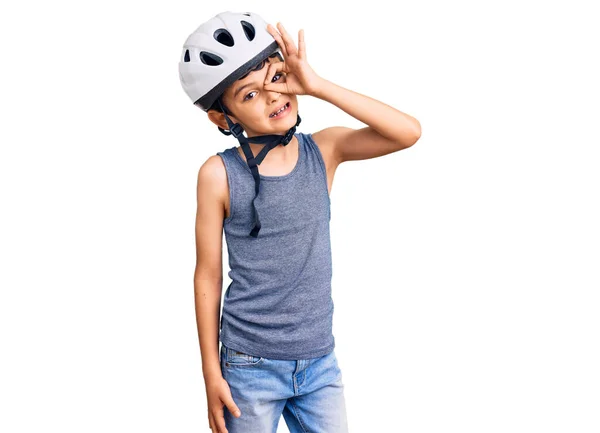 Pequeño Niño Lindo Con Casco Bicicleta Sonriendo Feliz Haciendo Signo —  Fotos de Stock