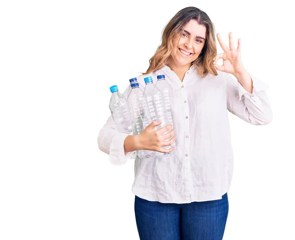 Junge Kaukasische Frau Die Recycling Plastikflaschen Der Hand Hält Und — Stockfoto