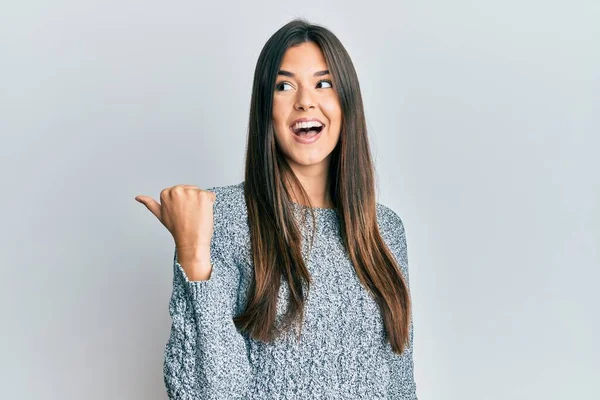 Mujer Morena Joven Con Suéter Casual Invierno Apuntando Pulgar Hacia — Foto de Stock