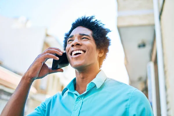 Jonge Knappe Afro Amerikaanse Man Met Casual Kleding Die Vrolijk — Stockfoto