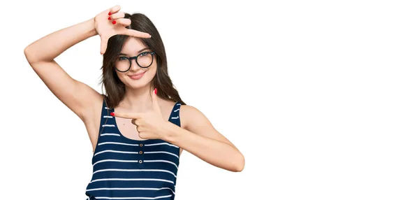 Menina Branca Bonita Nova Vestindo Roupas Casuais Óculos Sorrindo Fazendo — Fotografia de Stock